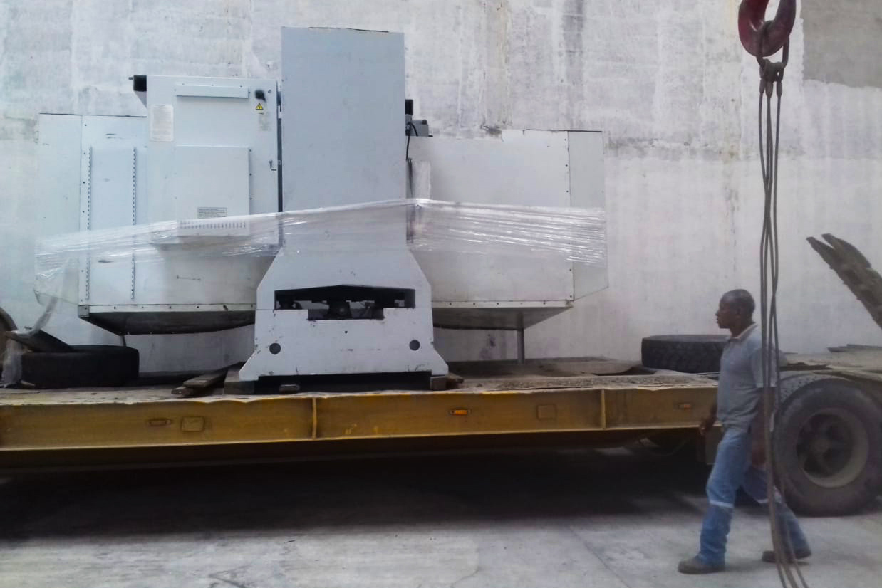 Industrial machinery being loaded for export from Ecuador to India